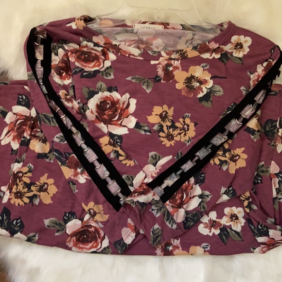 Hopely purple floral top in size M - Picture 5 of 5